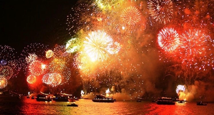 uploads/Yılbaşı kutlaması boğazda havai fişek gösterisi