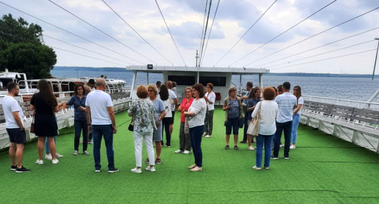 uploads/Aada turu tekne terasında yolcular