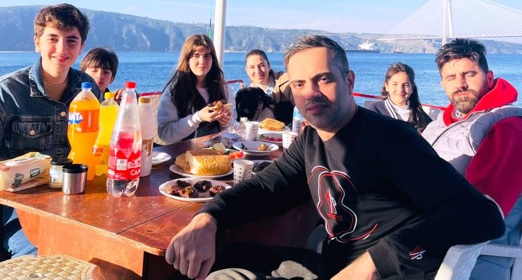 uploads/Teknede balık turunda aile misafirler