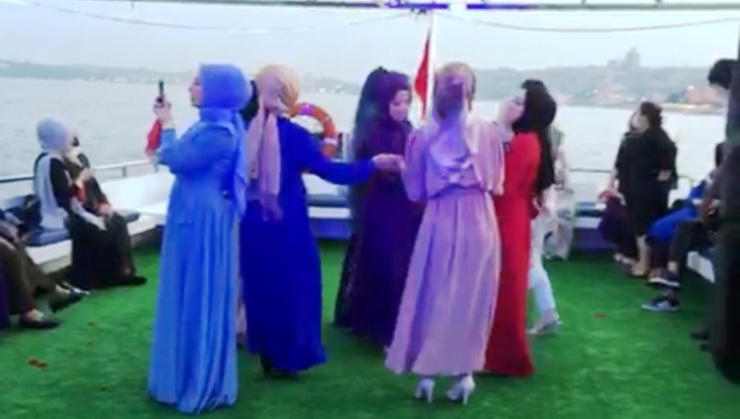 Boğaz turu yapan öğrenciler