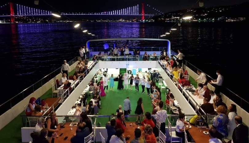 Terasta misafirler boğaz turu yaparken