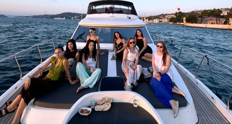 Salon yemek masası