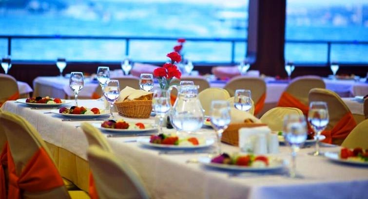 uploads/Yılbaşı kutlaması yapan yabancı gurup