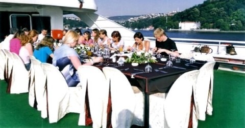 Boğaz tekne turu organizasyonunda yemek yiyen misafirler.