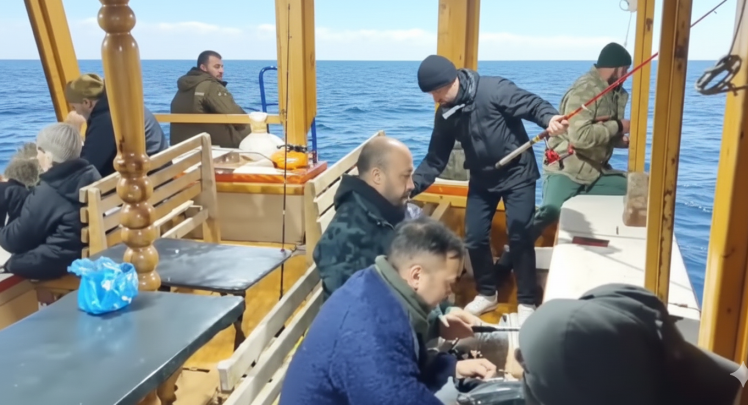 uploads/Boğazda balık avlama turunda misafirler