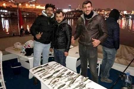 uploads/Teknede balık avlayan balıkçılar