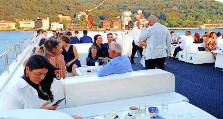 uploads/Teknede vip düğün organizasyonu terasta misafirler