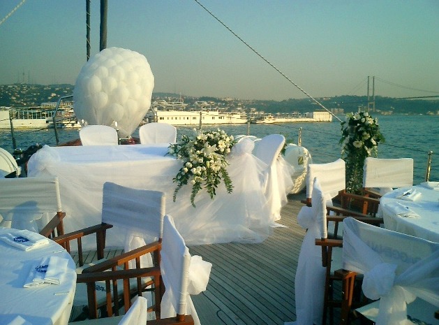 uploads/Teknede düğün gelin damat masası