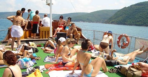 Teknede yüzme turu organizasyonu