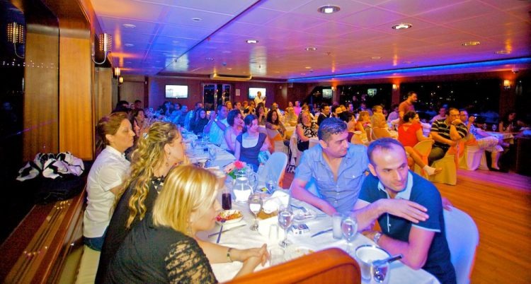 uploads/Teknede sevgililer günü kutlaması organizasyonu kutlama yapan misafirler