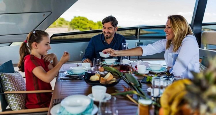 uploads/Teknede kahvaltı yapan misafirler